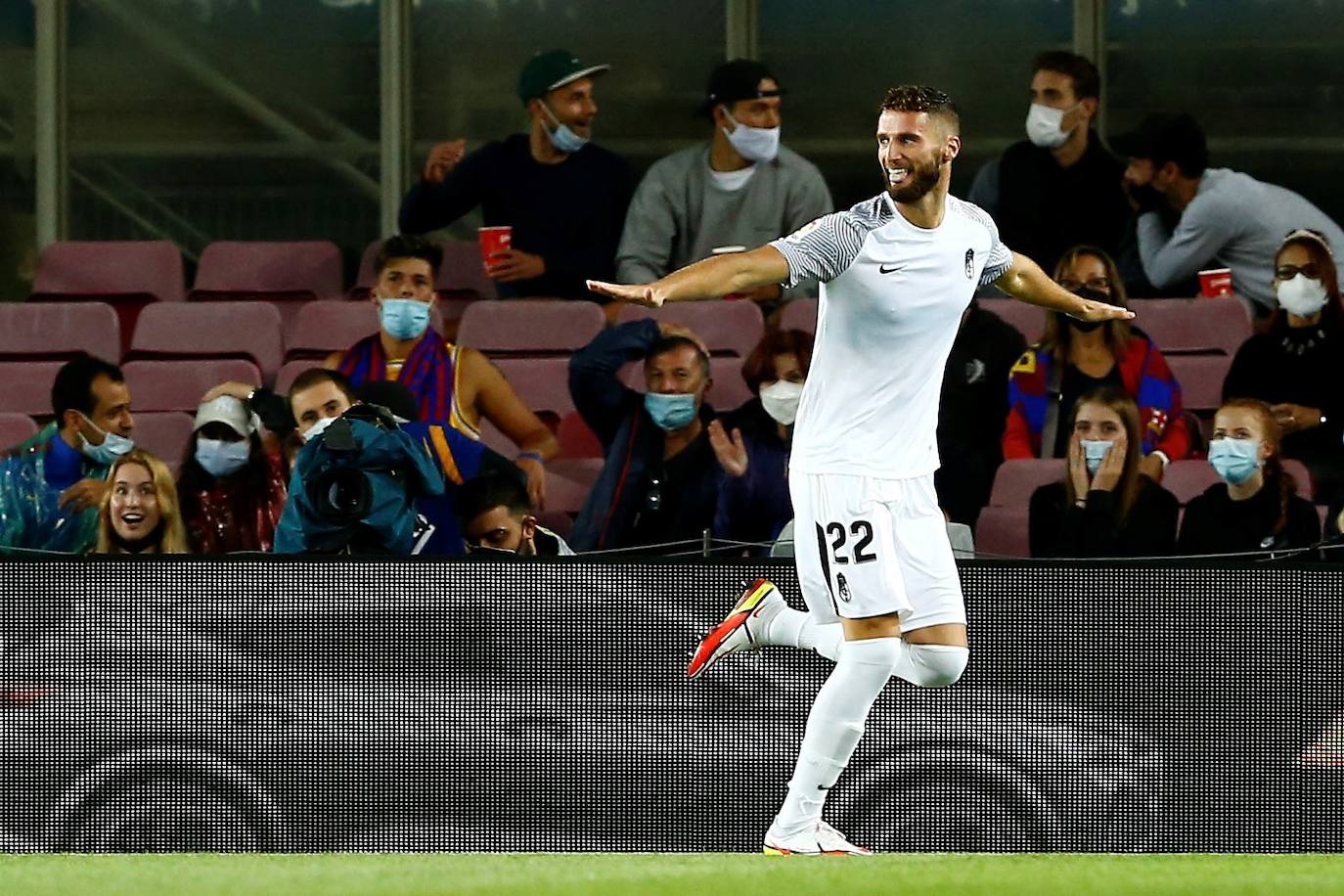 El Granada visita el Camp Nou con el objetivo de ponérselo difícil a todo un Barça que pasa por horas bajas.