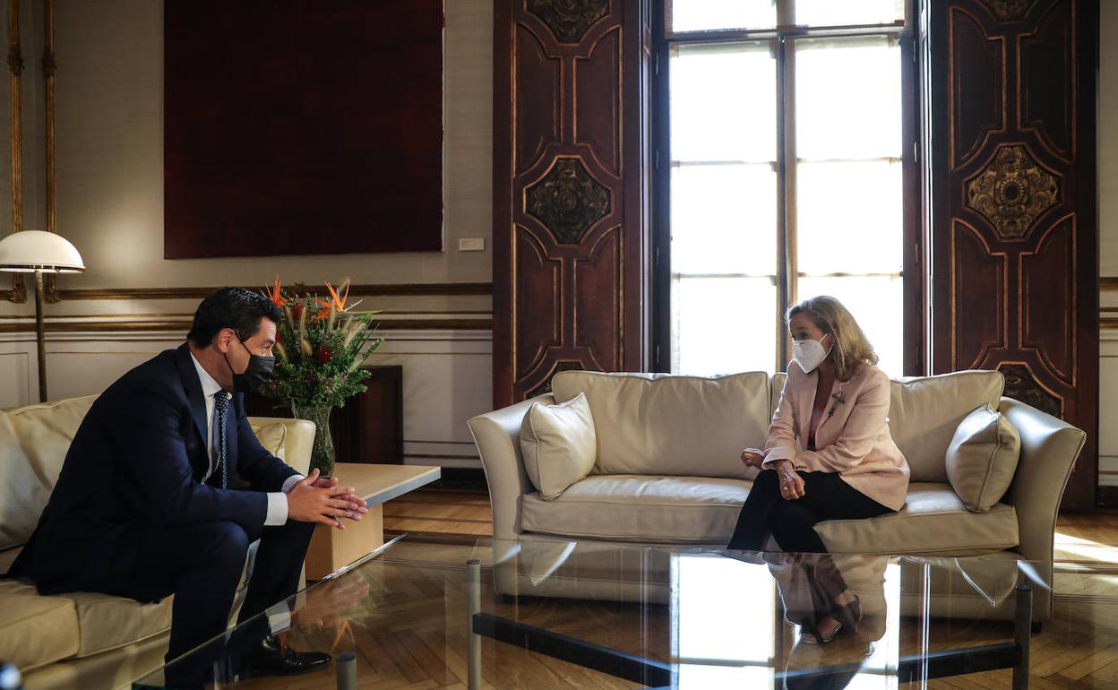 Un momento de la reunión mantenida ayer entre el presidente de la Junta, Juanma Moreno, y la vicepresidenta del Gobierno, Nadia Calviño.