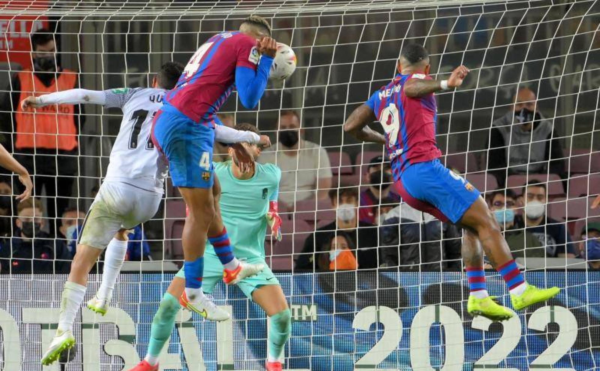 Ronald Araújo remata a gol un centro en el último suspiro del partido para hacer el empate. 