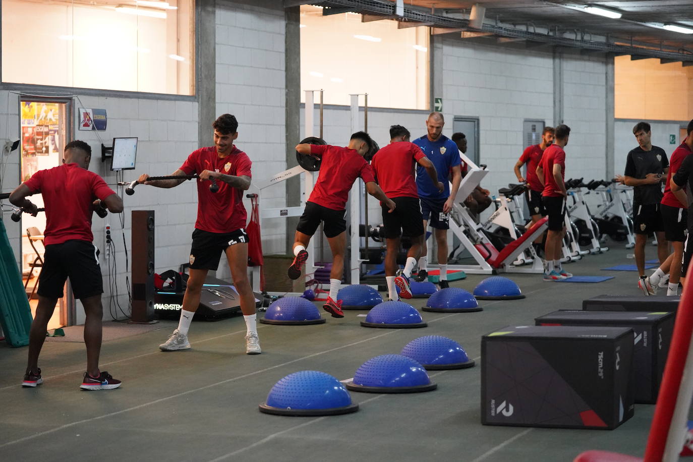 La plantilla tuvo la primera parte del entrenamiento en el interior del Estadio.