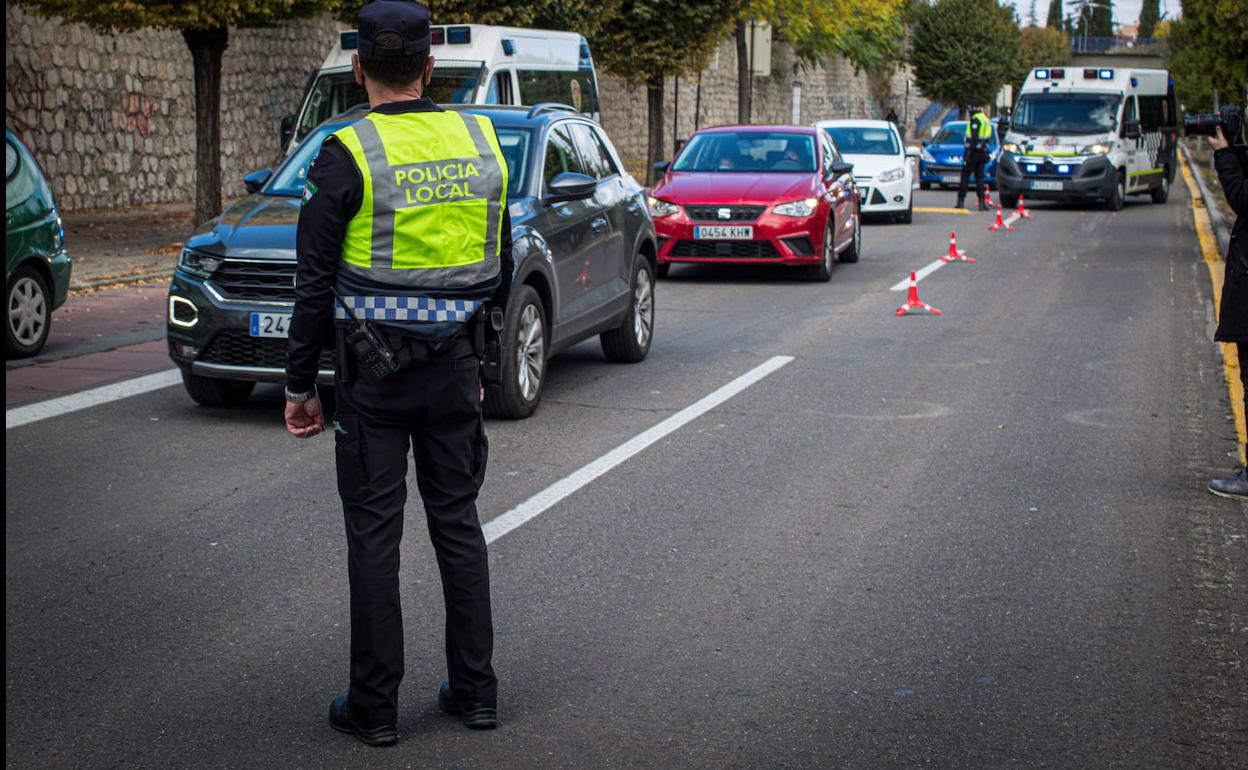 Agentes de la Policía Local de Granada, en un control de tráfico