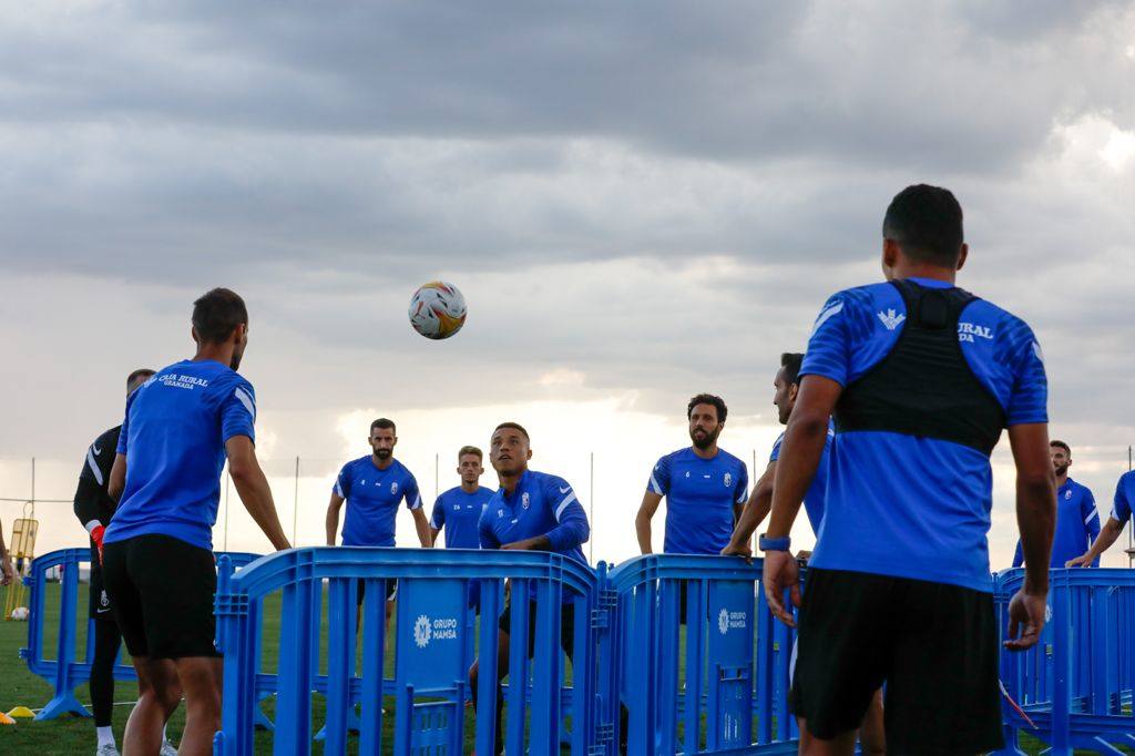 Los jugadores rojiblancos continúan preparando el partido frente a la Real Sociedad.