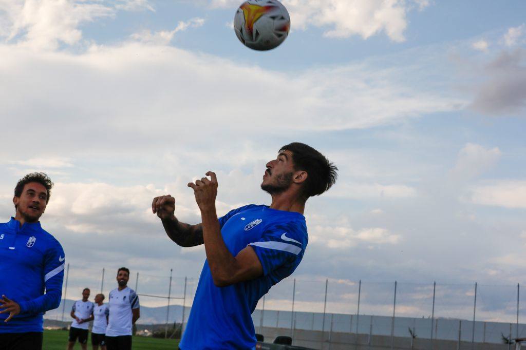 Los jugadores rojiblancos continúan preparando el partido frente a la Real Sociedad.