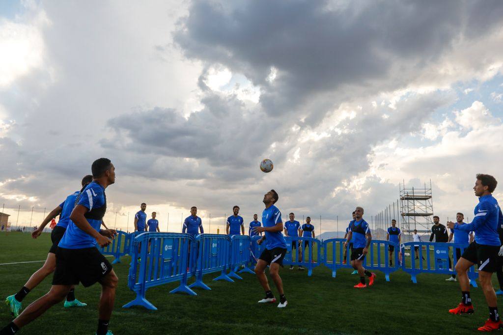 Los jugadores rojiblancos continúan preparando el partido frente a la Real Sociedad.