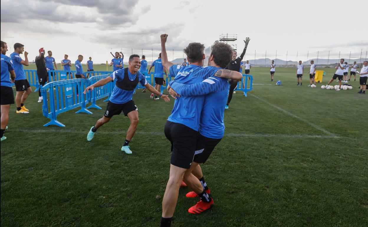 Los futbolistas del Granada celebran un punto en un juego del entrenamiento del miércoles. 