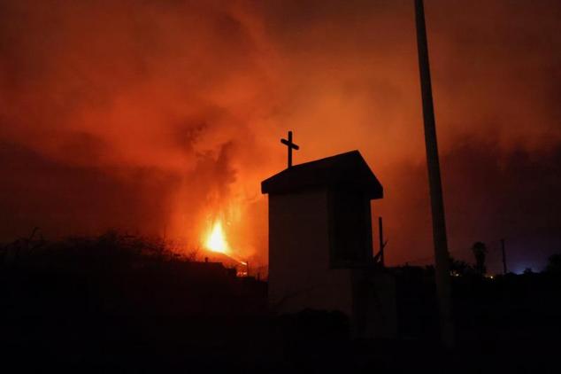 La lava y el humo se elevan tras la erupción del volcán en Los Llanos de Aridane.