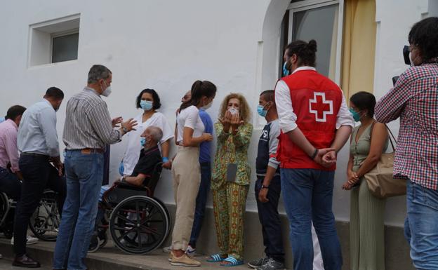 Imagen principal - Los Reyes, durante su visita a La Palma. 