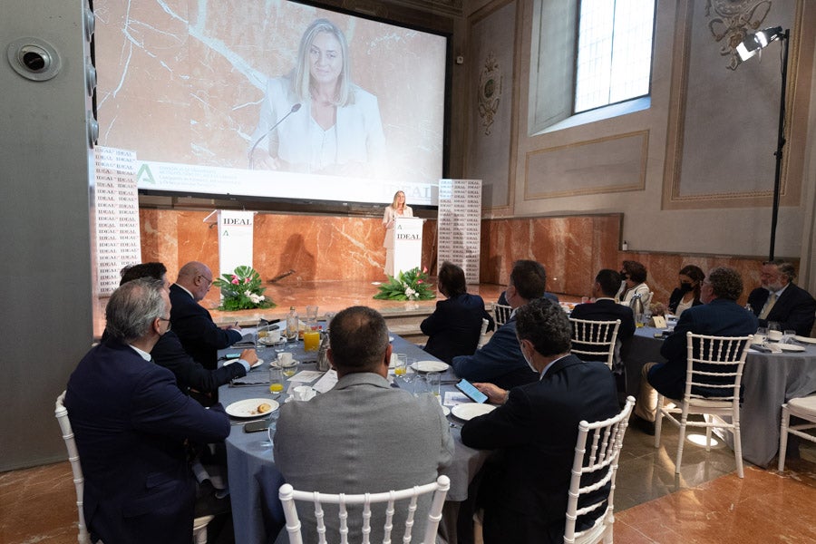 La consejera de Fomento anunció el encargo del proyecto del metro por el centro de Granada. El desayuno informativo estuvo patrocinado por el Consorcio de Transporte Metropolitano del Área de Granada