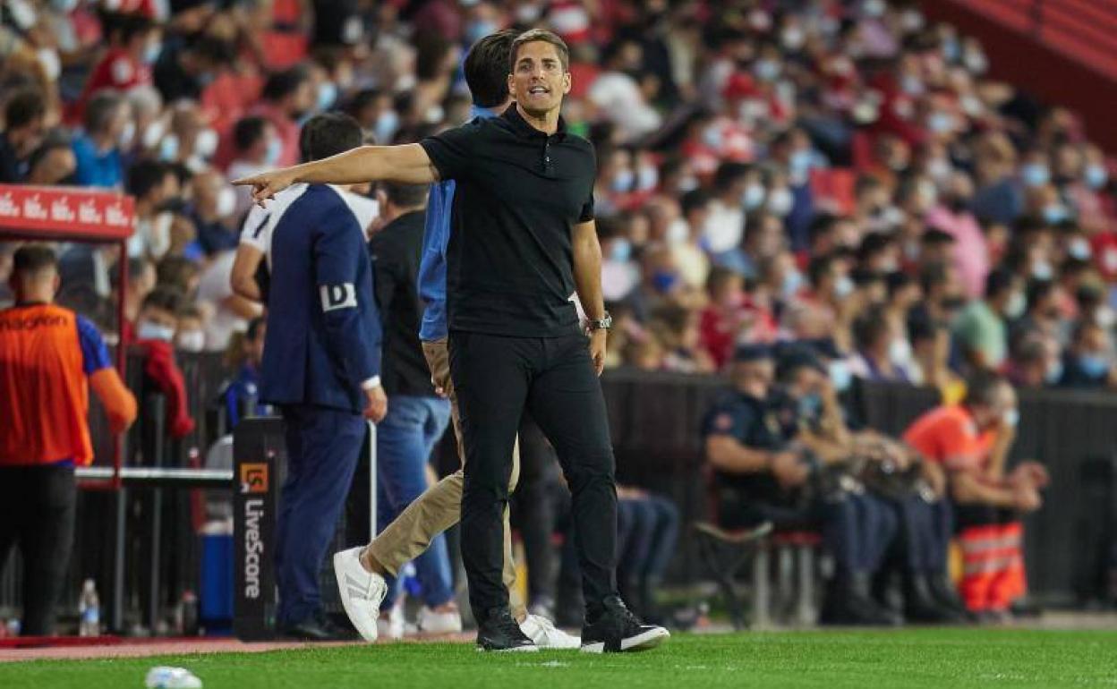 Robert Moreno hace una apreciación a uno de sus jugadores durante el partido. 