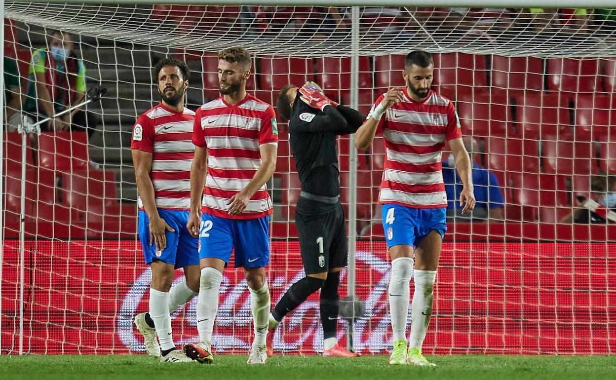 Maximiano, al fondo, se lamenta junto a varios compañeros tras recibir un gol. 