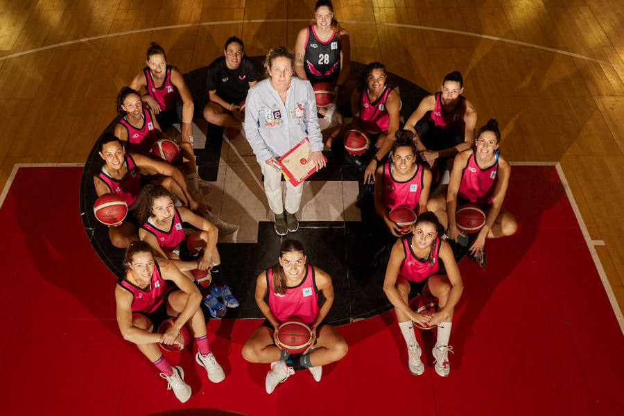 La plantilla del Raca Granada, con su entrenadora Maribel Piñar en el centro, posa en el Palacio de los Deportes. 