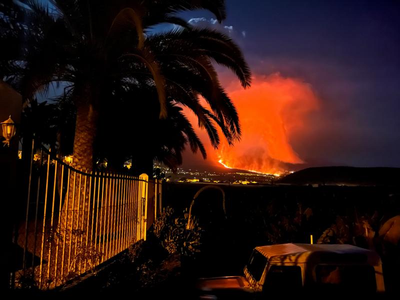 La lava y el humo se elevan desde el volcán en erupción.