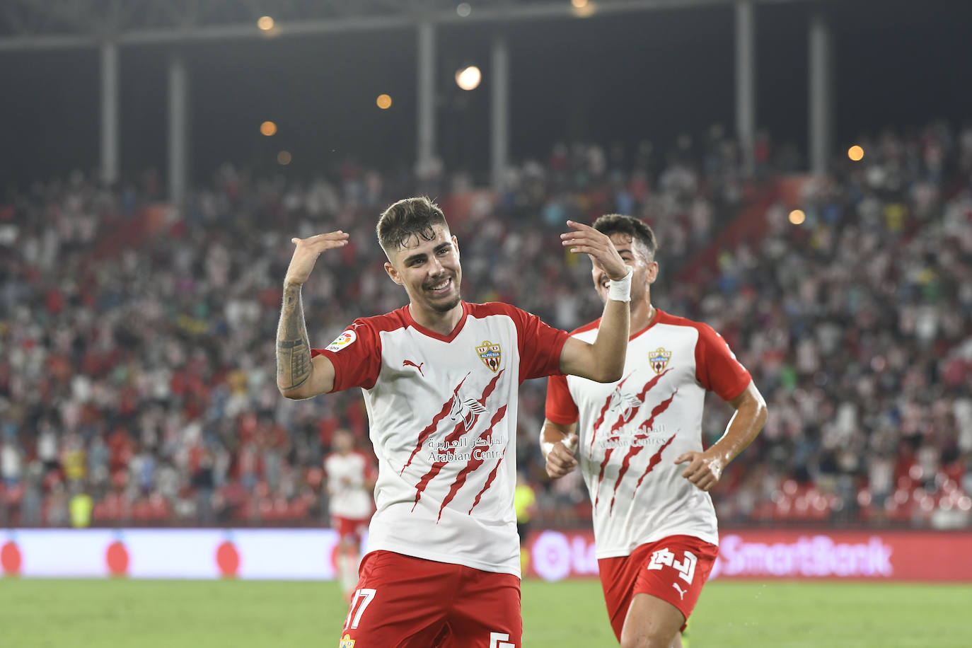 Pozo celebra el tercer gol frente al Tenerife, que llegó por centro suyo rematado en propia meta por Sipcic. 