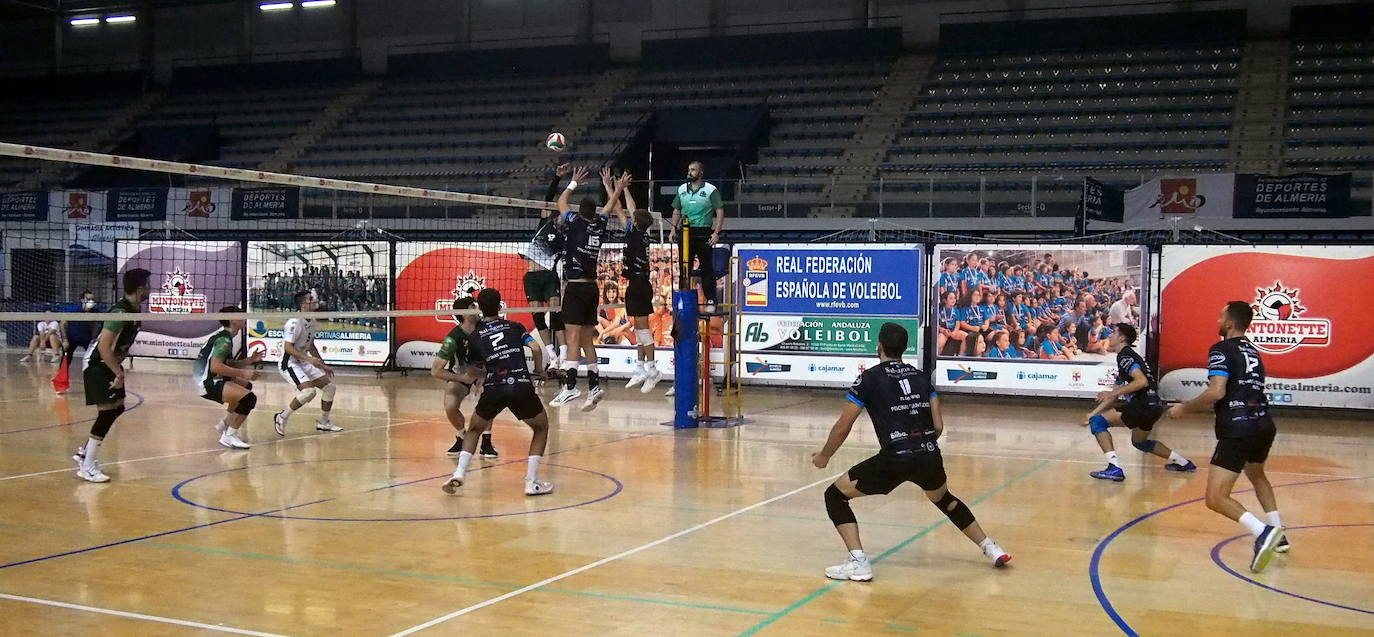 Imagen secundaria 1 - El equipo almeriense enseña la Copa ganada en base a un partido peleado ante un buen Pizarra. 