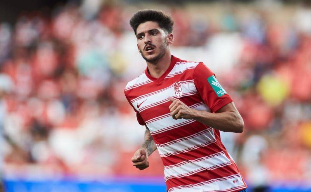 Carlos Neva, en un choque anterior disputado en Los Cármenes. 