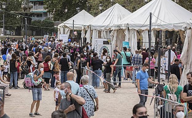 Ambiente a media tarde, en el Paseo del Salón. 