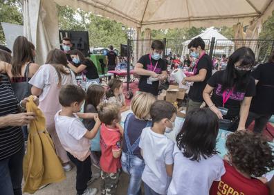 Imagen secundaria 1 - José Miguel y Nora se enfrentan a un juego de inteligencia; los niños aprenden por qué es importante lavarse las manos; y cadena de ADN colocada en mitad del Salón. 