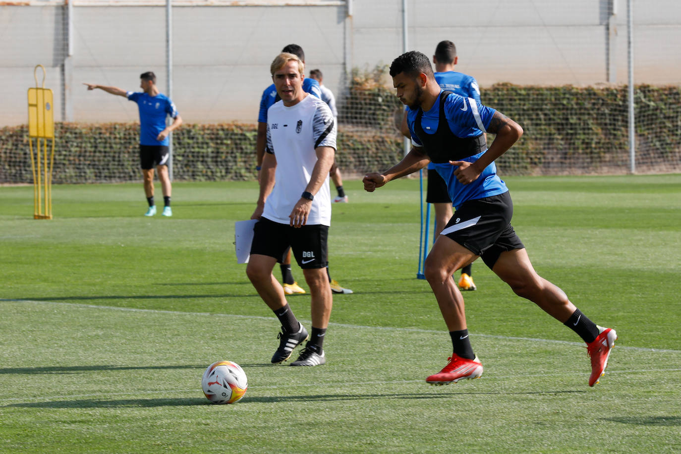 Entrenamiento del Granada este sábado.