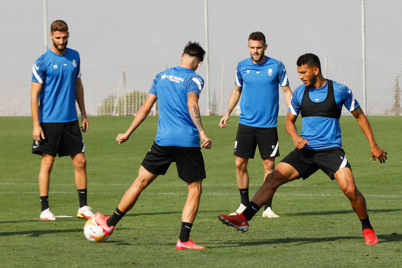 Entrenamiento del Granada este sábado.