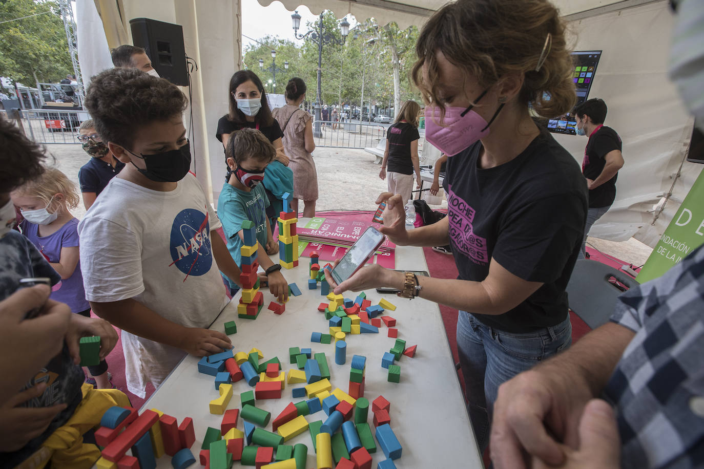 Michael descubre que acaba de hacer una torre salomónica. 