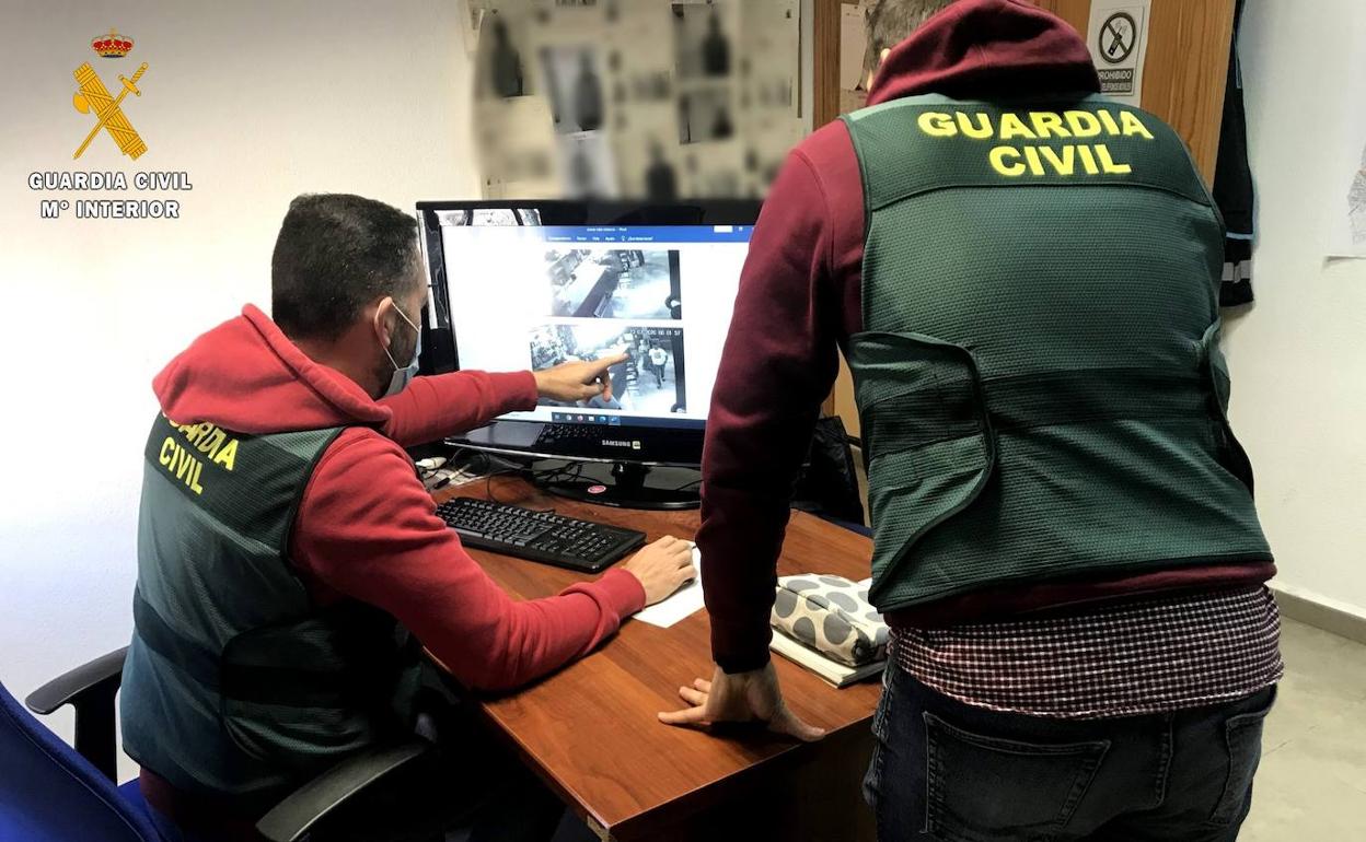 Investigadores de la Guardia Civil de Almería.