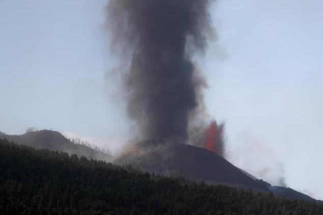 La lava y el humo se elevan tras la erupción del volcán en la isla canaria de La Palma.