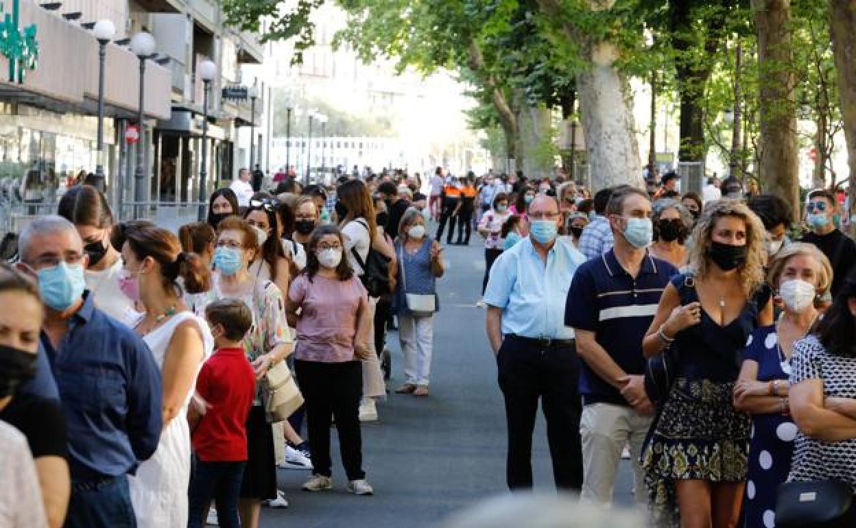 Colas de personas en la Carrera de la Virgen.