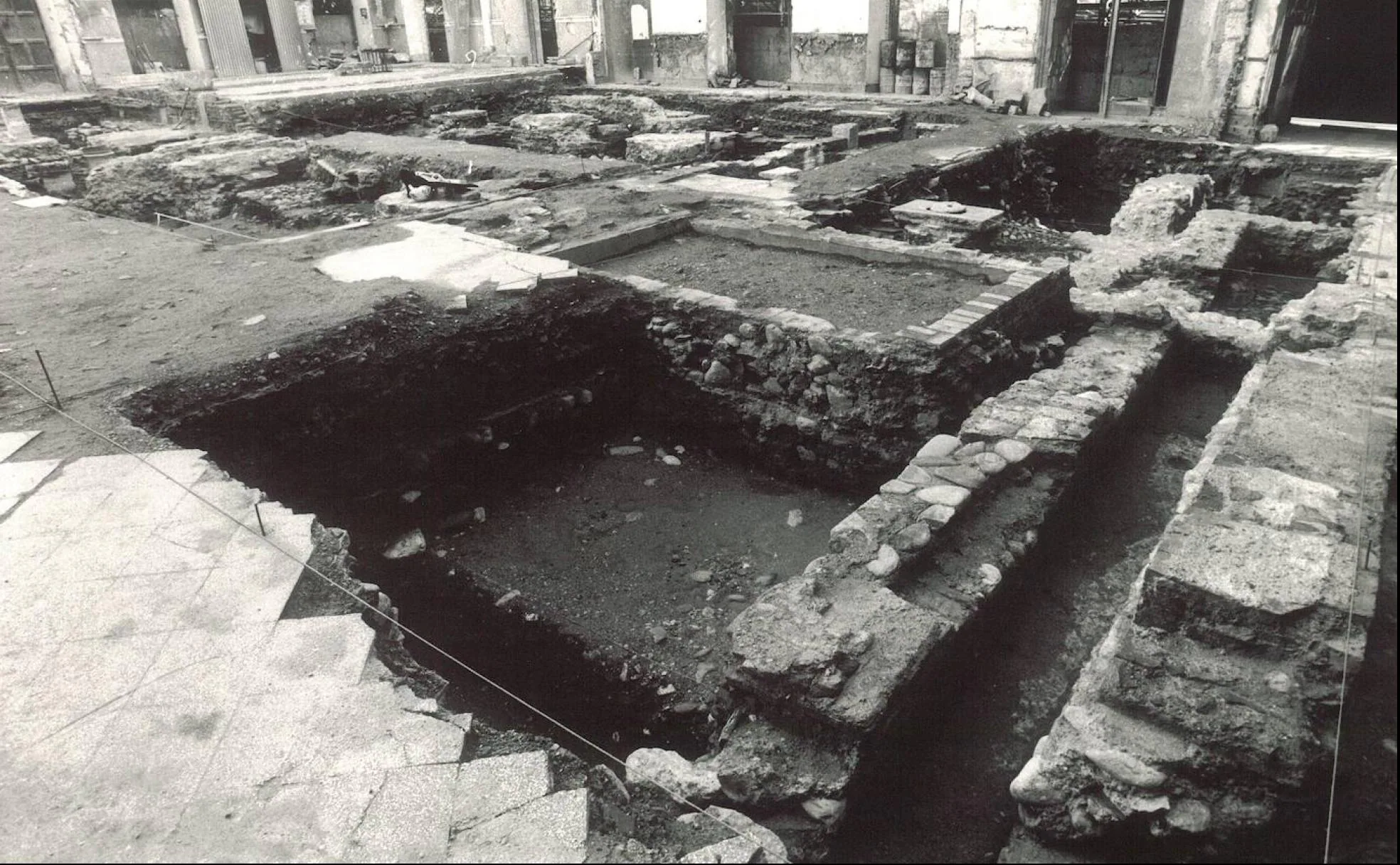 Restos de la alhóndiga Zaida encontrados en las catas arqueológicas para la reconstrucción del 'Café Suizo' en 1992. 