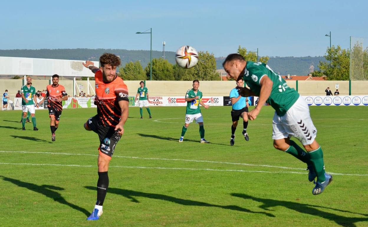 Lance del juego durante el partido de este domingo en Marchamalo. 