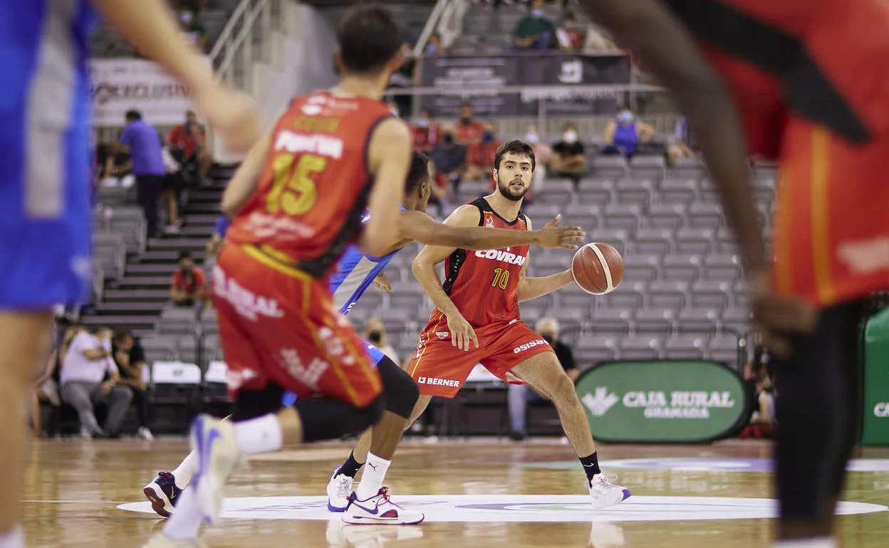 Germán Martínez se dispone a pasar el balón en el partido de presentación contra Estudiantes.