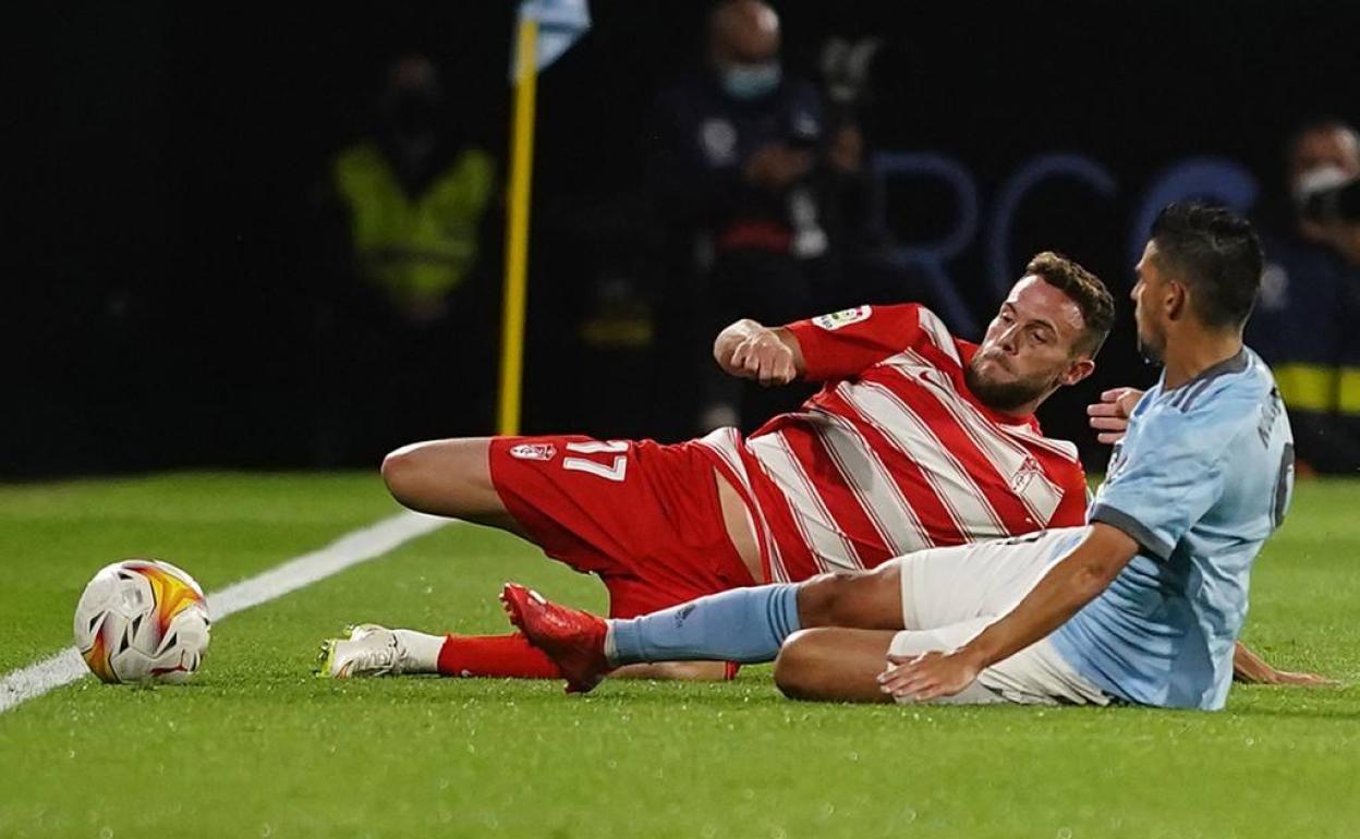 Quini se lanza a por un balón dividido con Nolito. 