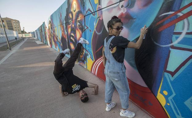 Verónica Soto pintando y Óscar bailando. 