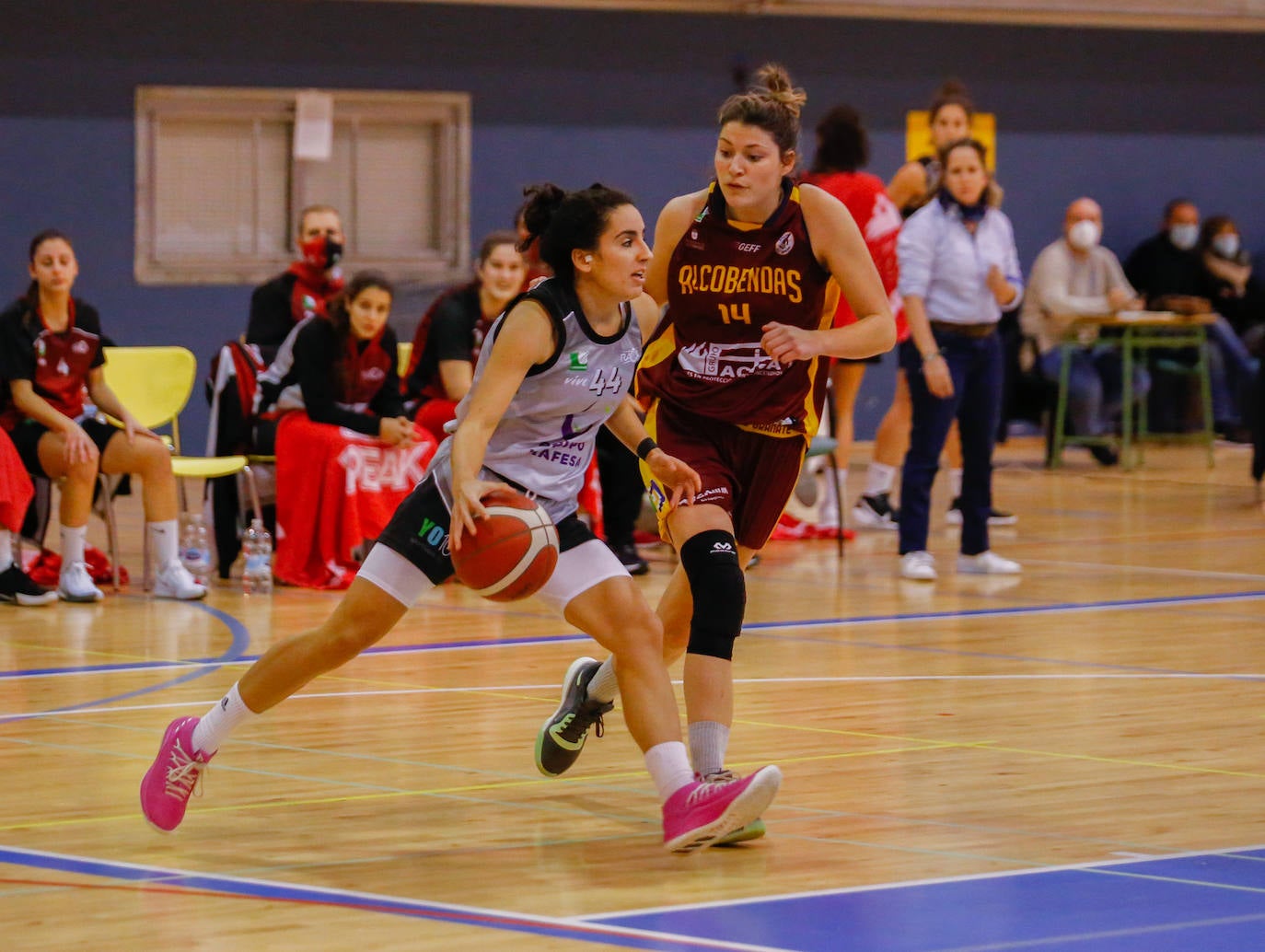 Judith Martín, con el balón, podrá disponer de sus primeros minutos en la LF Challlenge.