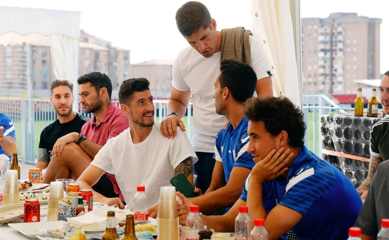 Robert Moreno charla distendidamente con Sergio Escudero y Ángel Montoro en la Ciudad Deportiva. 