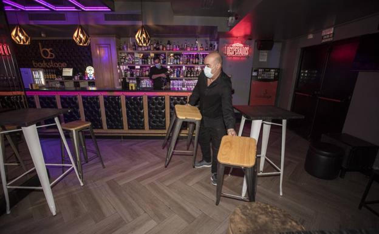 Preparativos en la sala Backstage, que anoche abrió en horario completo.