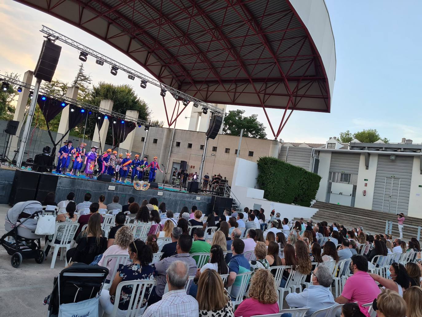 Imagen principal - Aspecto del Auditorio y algunos de los grupos participantes. 