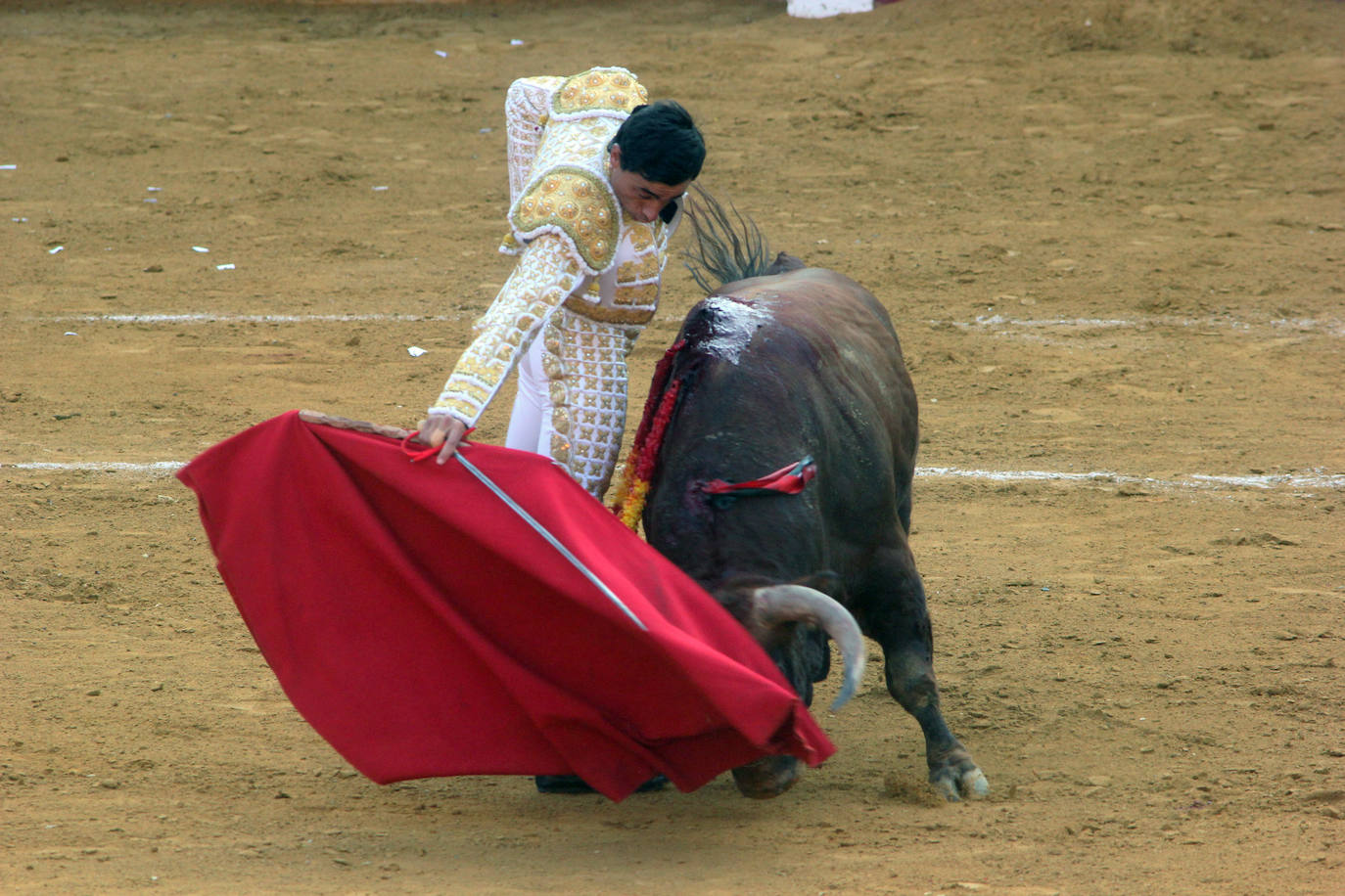 Imagen principal - Arriba, Paco Ureña con el primero de su lote; abajo, Cayetano con el que abrió plaza. 