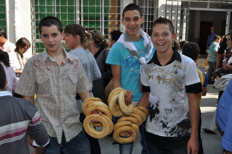 Jóvenes de la localidad disfrutan de las roscas.