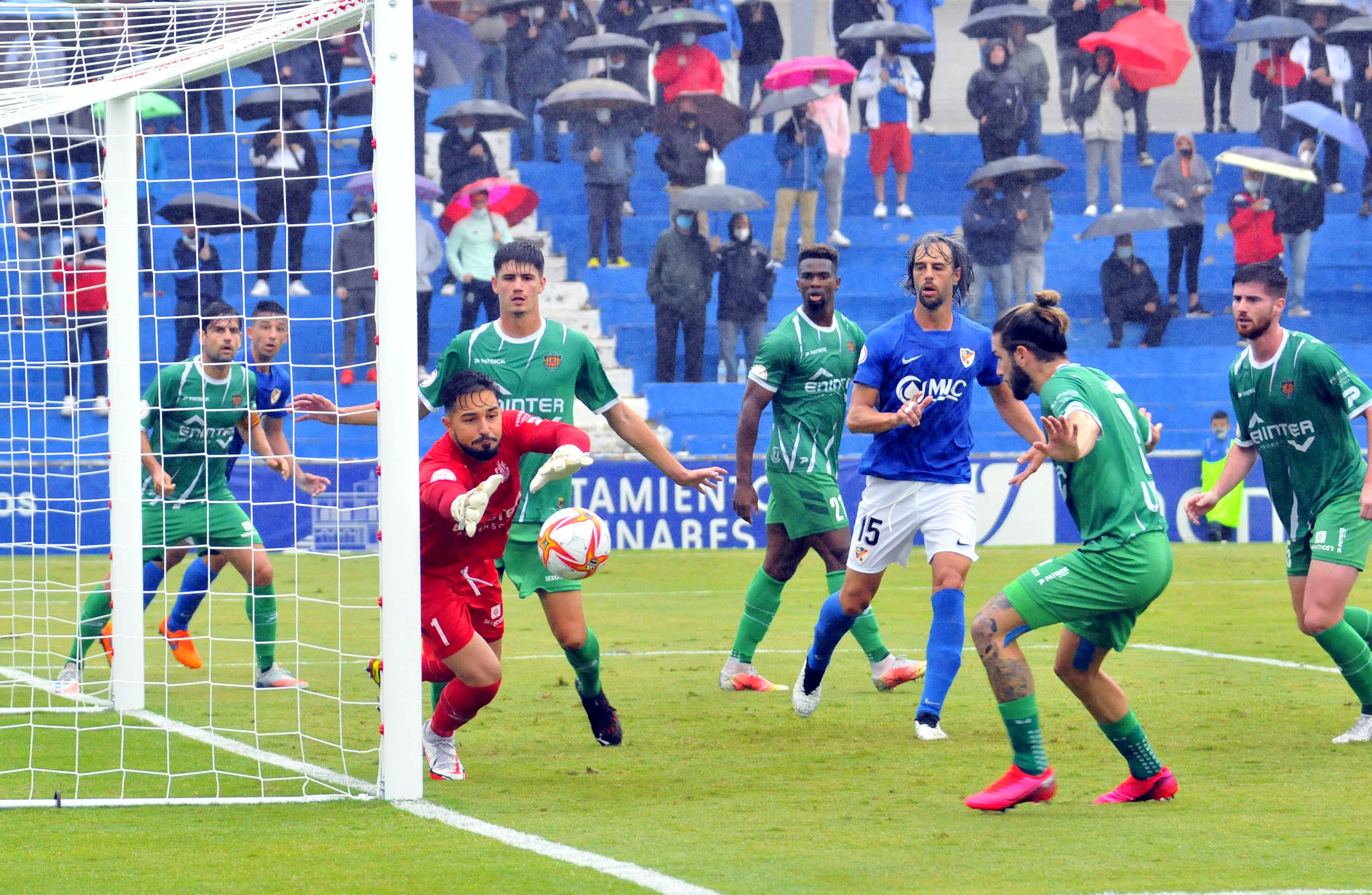 Lucas Anacker intenta atajar el balón en una ocasión del Linares.