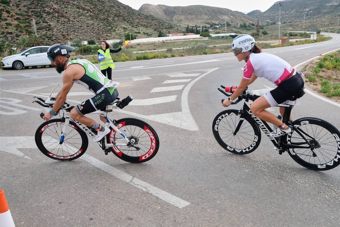 Imagen principal - Arriba, el tramo de bicileta resultó clave, con 80 kilómetros en los que los triatletas se tuvieron que emplear a fondo. Abajo, los últimos kilómetros de carrera a pie se hicieron duros por el cansancio acumulado de una intensa jornada. .