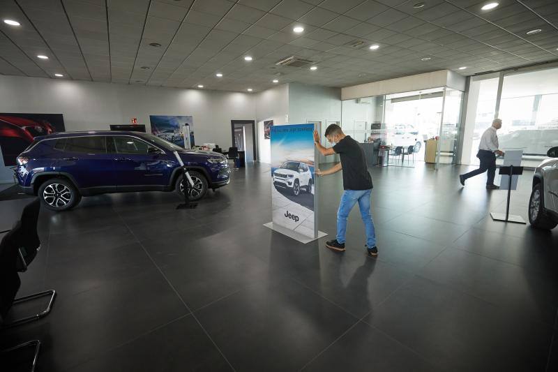La crisis de los chips deja sin existencias a los concesionarios y hunde su facturación 