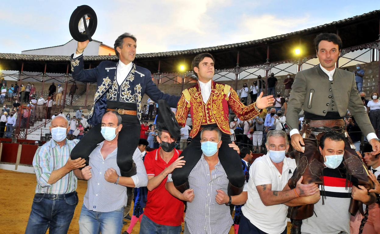 Los Hermoso de Mendoza (padre e hijo) junto a Andy Cartagena salen a hombros de la plaza de Úbeda. 