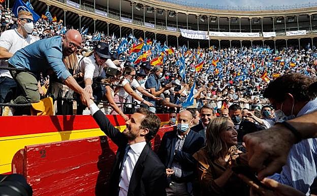 El presidente del PP, Pablo Casado,saluda a los militantes a su llegada a la Plaza de Toros de Valencia