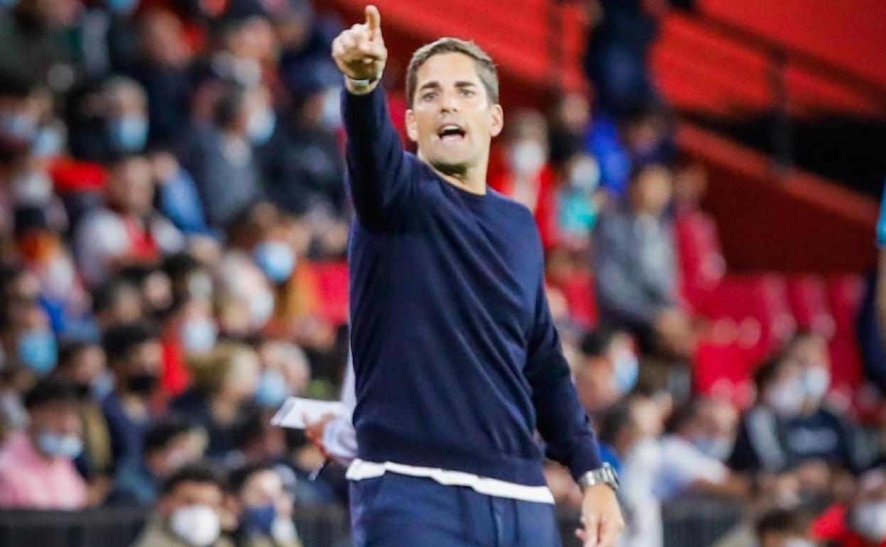 Robert Moreno hace una indicación durante el partido. 