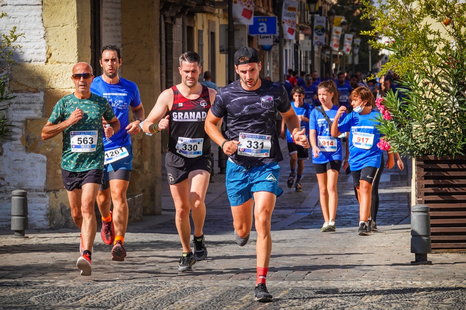 Mil personas participaron en la Carrera Azul por el autismo, con camisetas azules. 