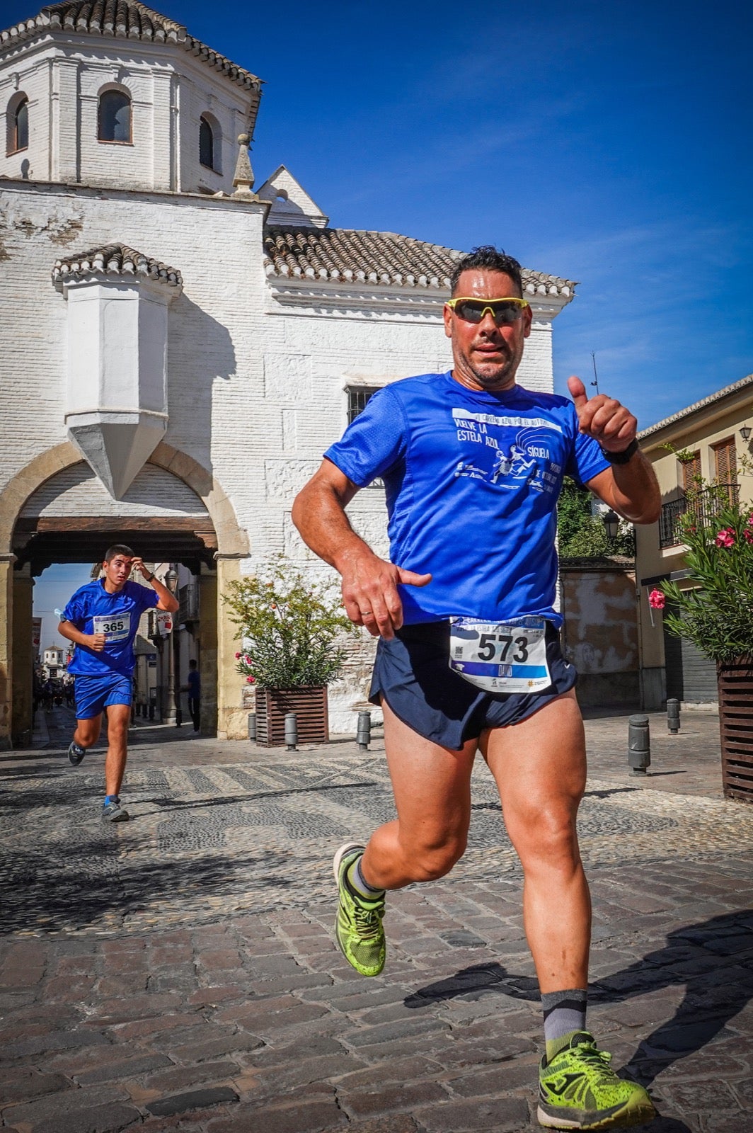 Mil personas participaron en la Carrera Azul por el autismo, con camisetas azules. 