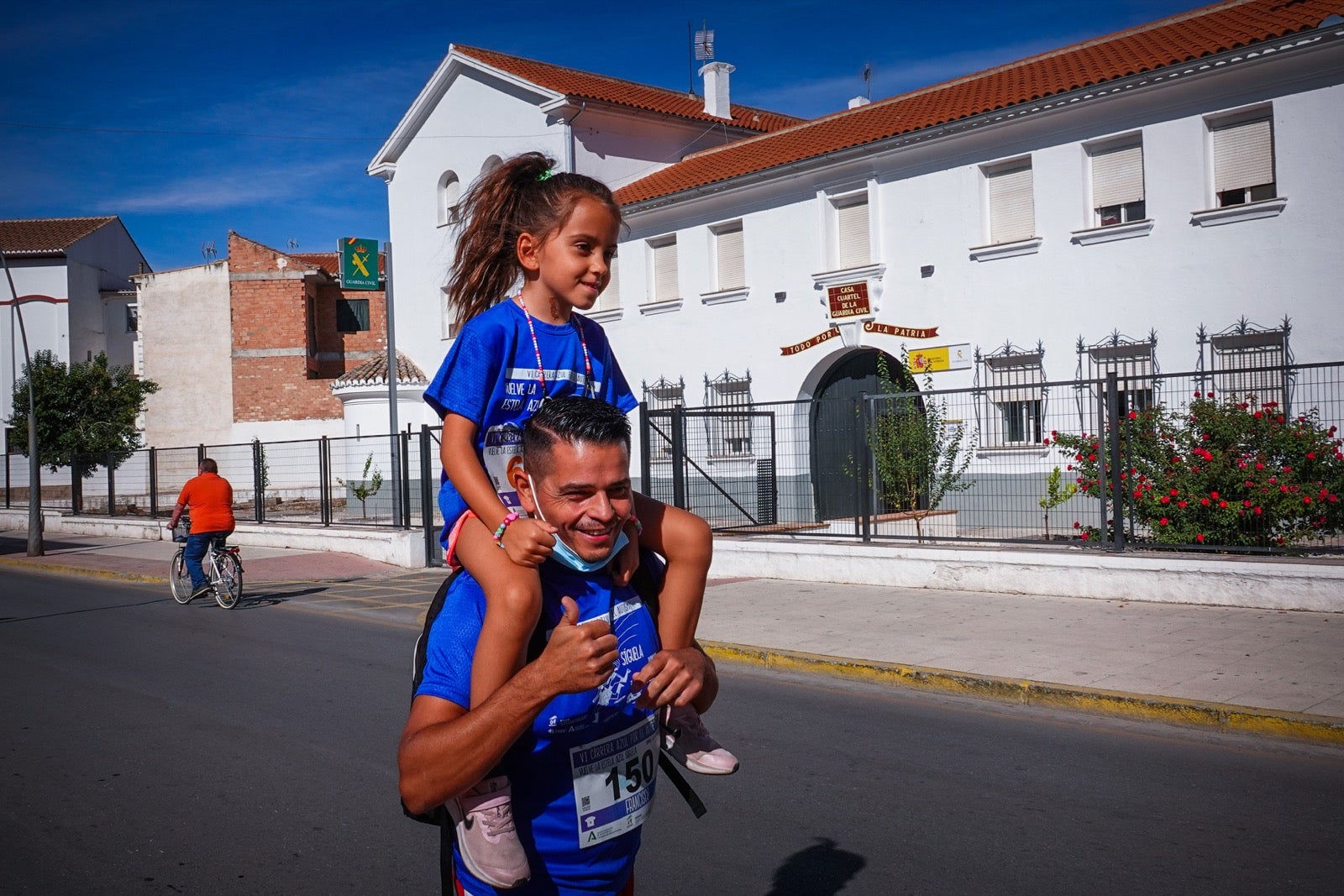 Mil personas participaron en la Carrera Azul por el autismo, con camisetas azules. 
