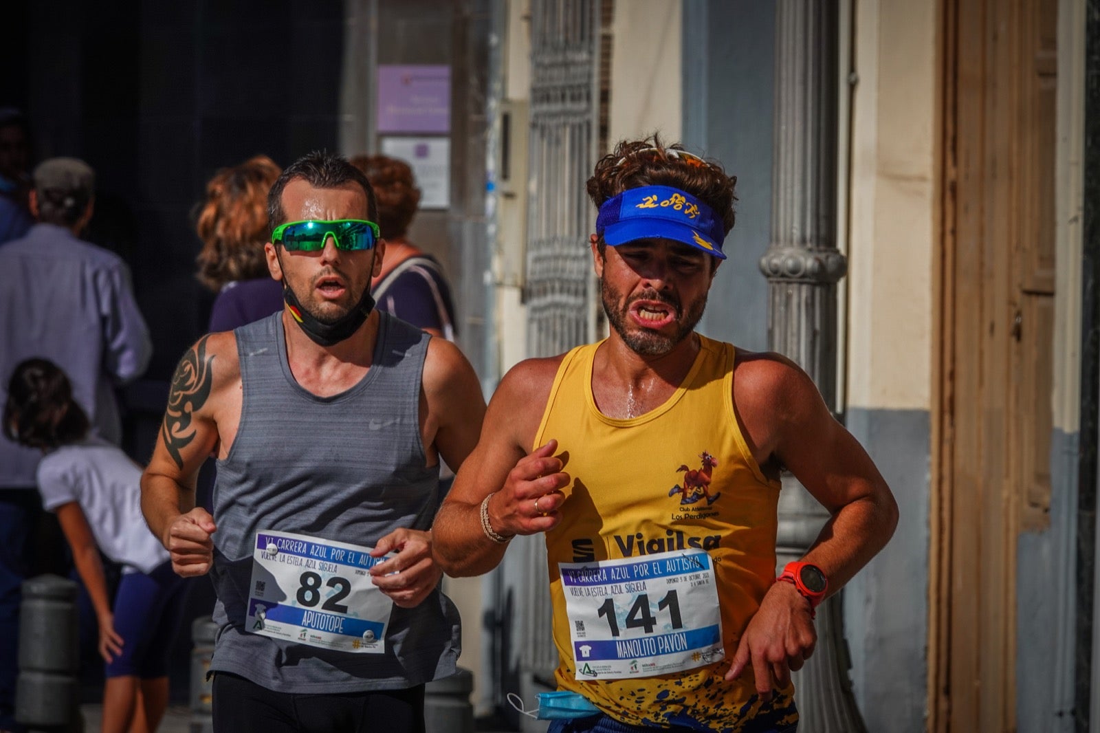 Mil personas participaron en la Carrera Azul por el autismo, con camisetas azules. 