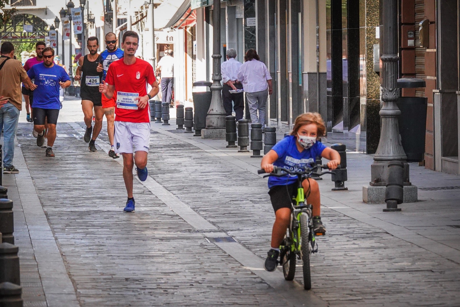 Mil personas participaron en la Carrera Azul por el autismo, con camisetas azules. 