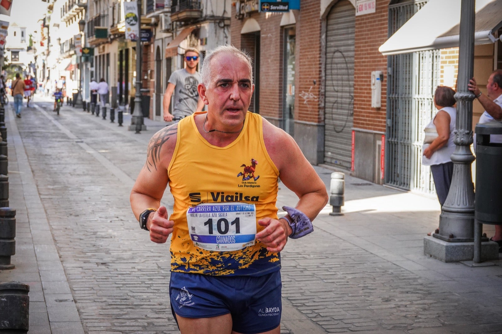 Mil personas participaron en la Carrera Azul por el autismo, con camisetas azules. 